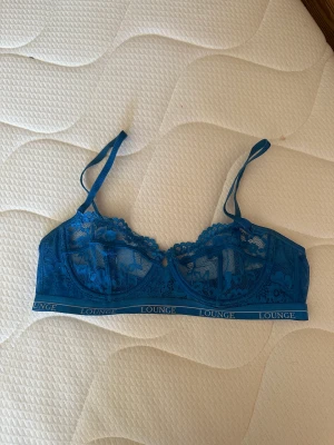 Lounge bh-ar  - 2st lounge överdelar stl 75C. Använd 2 ggr, säljes pga för små