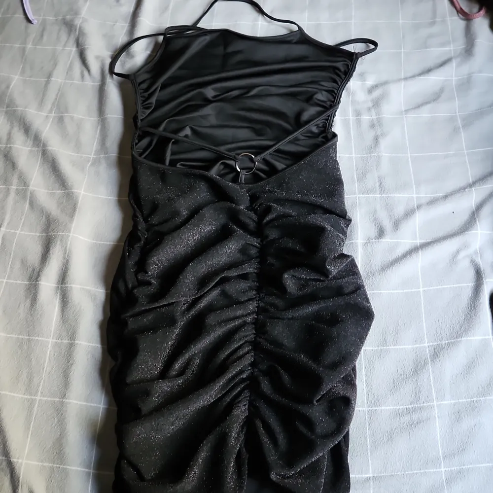 Beautiful dress black tight with glitter. Klänningar.