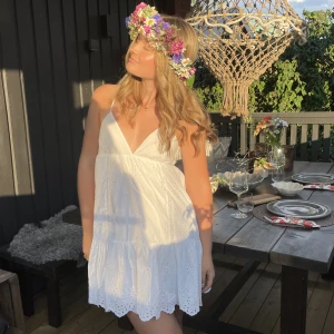 ZARA klänning - Säljer denna super fina slutsålda klänningen från Zara! 🌷Jätte fint skick och sparsamt använd, öppen i ryggen med fint knyte 🌸 Storlek S 🌸 Nypris: 399kr  (Bara egna bilder) 