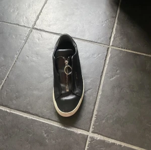 Arigato skor - Jag lägger ut dem här för de är för stora för mej☺️skriv för mer bilder. Pris går att diskutera vid snabb affär är även öppen för byten . Jag har två konton så lägger ut här och på andra kontot