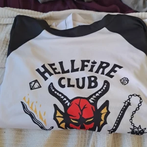 Hellfire club tröja  - Den är skön och har ett väldigt skönt material 