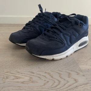 Nike Air Max - mörkblåa Nike Air Max i mocka, används inte längre 
