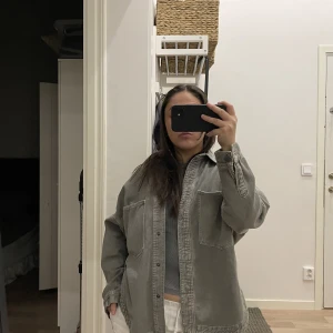 Skjortjacka  - Assnygg jacka/skjorta från zara som funkar perfekt som båda! Använd få gånger så i bra skick. 