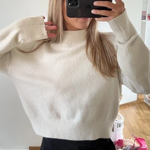 & other stories tröja - Beige fin stickad tröja från & other stories. Använd fåtal gånger men kommer tyvärr inte till användning. Köparen står för frakten. 