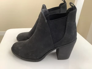 Skor storlek 36. Sparsamt använda.  - Skor i mkt fint skick. Stl 36. 