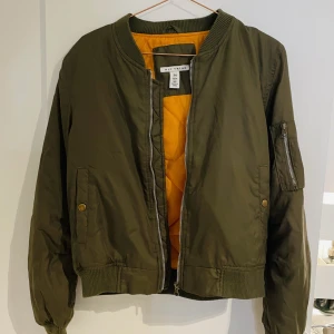 Bomberjacka  - Söt bomberjacka strl 36. Säljes då den är för liten på mig. Obs fickorna går inte att stänga. Hel och ren annars. 
