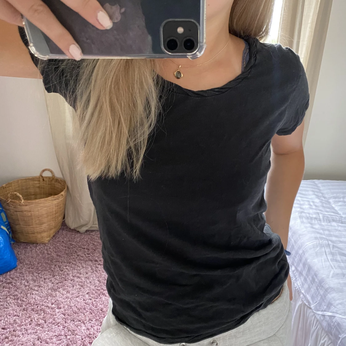 Svart T-shirt med snygg urringning