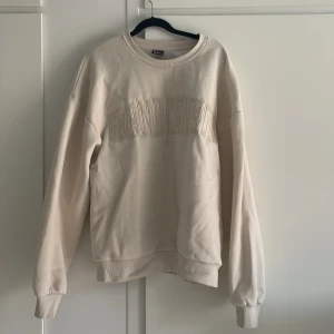 Tröja med tryck - Beige tröja med tryck ”Grand Canyon” från Gina tricot 🤍 köpt sommar 2020 och knappast kommit till andvändning. Storlek S men passar en M 💕