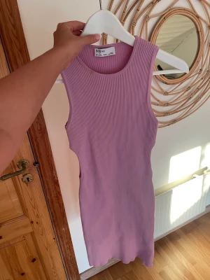 Klänning med hål i sidorna  - Sitter så tight och fint! Använd fåtal gånger  Är i strl L, men väldigt tight så de passar M/S 