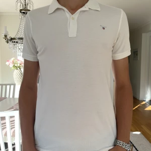 Gant Piké - Tjena säljer min fina piké från Gant! Pikén är i mycket fint skick skulle säga 9/10. Tveka inte att höra av dig vid frågor eller funderingar!