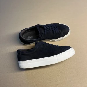 Paul & Freinds skor - Riktigt sköna Paul & freinds skor. Nypris 2200kr mörk marinblå färg med skön mocka.Riktigt nice sula också.jätte fint skick, fler frågor kontakta gärna!😃