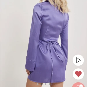 Klänning från Nelly - Säljer denna superfina klänningen från Nelly. Den är helt oanvänd eftersom den inte passar. Köpt för 399kr men säljer för 150kr!💕