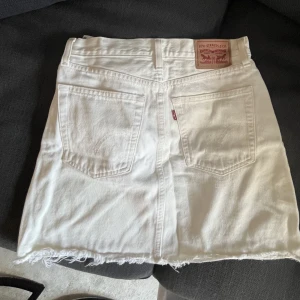 Jeanskjol - Riktigt bra skick men har ej kunnat använda då den är för liten för mig 🙌 Storlek 25, skulle säga att den passar 34/36 