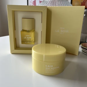 CAIA Le soir lumiere parfym + body butter - Säljer min nya parfym från Caia. Endast ett sprut använt. Kommer med kartongen. Fantastisk doft men passar inte mig. Body butter i samma doft ingår. Full size. Också testad en gång.