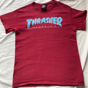 Thrasher magazine t-shirt - Ganska använd t-shirt ifrån Thrasher magazine men i bra skick. Ett pyttelitet hål där bak men verkligen ingenting som syns. Nypris: 500