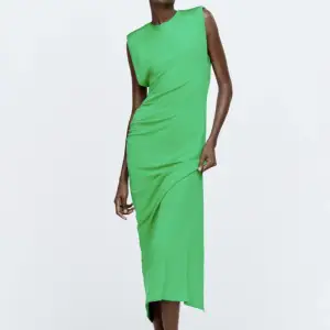 En helt oanvänd draperad grön klänning från Zara med axelvaddar i storlek XS. Kostade 559 när den köptes men pris kan diskuteras :)