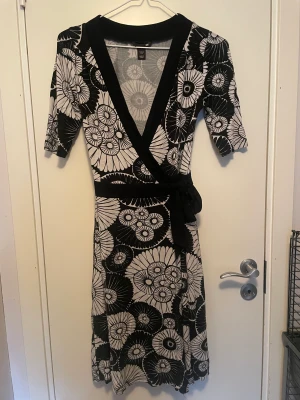 Klänning  - Svartvit Klänning från H&M som har band man knyter. I bra skick inga synliga defekter :) Pris kan diskuteras. 
