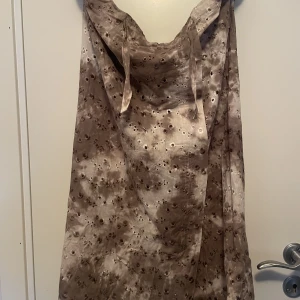 Kjol  - Fin justerbar midi kjol, kan passa storlekar s-m bäst. Finns inga lappar om storlek eller märke därför säljer jag den billigt. Färgen är vit och typ gråbrun skulle jag säga. Kom även med bud! 