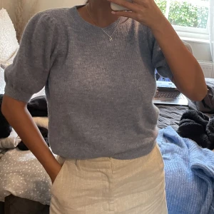 Stickad tröja - 🦋