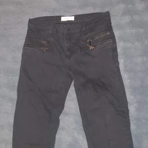 💕Ett par vanliga svarta jeans med några kjedjor, ingen aning vart ja köpt dom men dom va lite förstora för mig, har bara provat💕