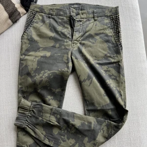 Kamoflage byxor - Coola unisex militärbyxor! Bra passform och dragkedja vid foten.