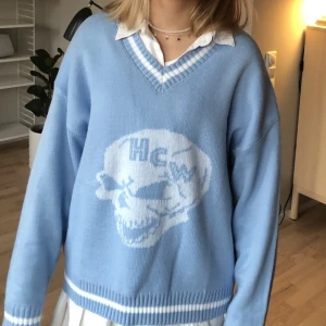 Stickad tröja - Ljusblå stickad tröja