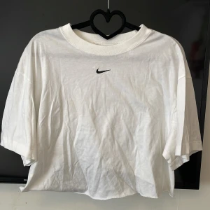 Cropad Nike tröja - Cropad Nike tröja, storlek M, Frakt tillkommer 🙌 Paketpris är möjligt. Kolla in andra kläder i profilen så fixar vi en super deal 🥰