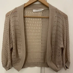 Stockh LM - En söt liten kofta från STOCKH LM i storlek L, men den är mer som en M. I mycket bra skick och är fin att ha på med ett linne eller klänning under.