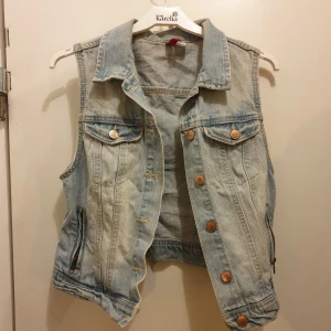 Jeans väst - Jeans väst strl 38  Köpt på hm för många år sedan men har inte blivit använd sista tiden, bara blivit hängandes i garderoben.