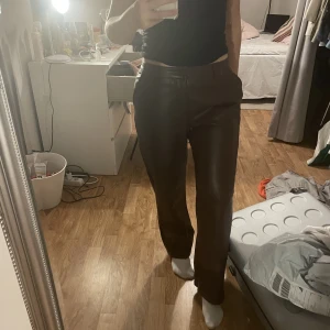 Skinnbyxor - Skinnbyxor i brun färg😍. Är använda en gång och tyvvär inte mer då dem är en aning stora:(