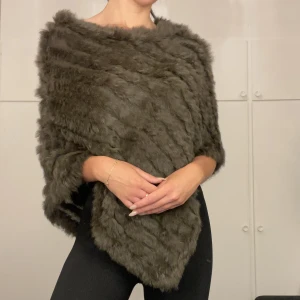 Pälsponcho  - Pälsponcho från Hollies i äkta päls. Ponchon är one size och är i färgen grön (militärgrön-ish). Den är i mycket bra skick då jag knappt har bärt den. Nypris: 1099kr