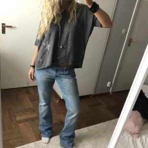 Lågmidjade bootcut jeans - Säljer dessa lågmidjade bootcut jeans. Lite stora på mig som brukar ha s/m, så blir snyggt oversized. Osäker på storlek. Jag är 170, frakt ingår inte