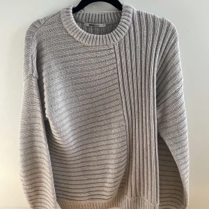 Stickad grå tröja - En jättefin stickad tröja ifrån ginatricot i storlek S. Använd ett fåtal gånger men är som nyskick! Säljer då den ej används