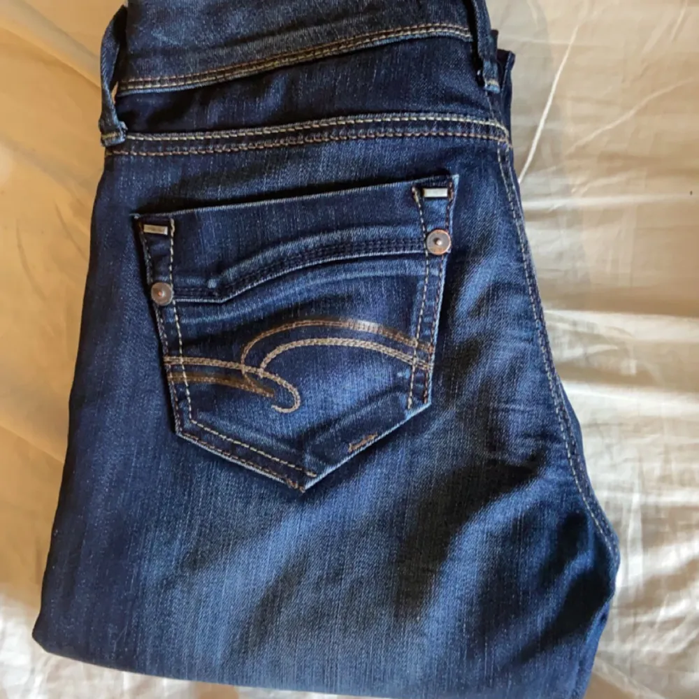 Säljer dessa jättefina lågmidjade jeans från Mavi modellen Olivia lowrise straight leg!! Går ner tillmarken på mig som är 170cm!! Skriv för fler frågor eller bilder💕💕. Jeans & Byxor.