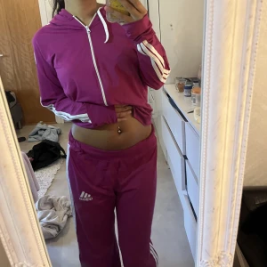 Tränings set - Säljer detta snygga träningset❤️ adidas🌸storlek XL men passar mig för ville ha lite oversize❤️innerbensmått 62.5
