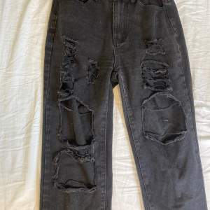 Snygga svarta håliga jeans  Stl xs 