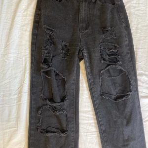Jeans - Snygga svarta håliga jeans  Stl xs 