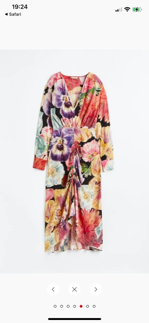 Ny klänning från Hm - Säljer en helt underbar klänning. Slutsåld på hemsidan Aldrig använd, storlek Medium  Djur/rökfritt hem