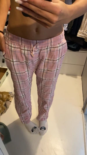 Pyjamasbyxor - Fina pyjamasbyxor från hm! Säljer dessa då dom har blivit för korta och därför inte används. Byxorna är flitigt använda men har inga tecken på användning💕 Kom privat för fler bilder eller frågor 🙌🙌 Pris kan diskuteras !!