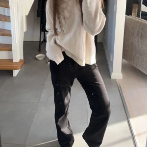 Kostymbyxor vero moda - Supersnygga kostymbyxor från vero moda som jag säljer då dem börjar bli för korta😆Dem är storlek M längd 34 men skulle säga att den passar S med då jag vanligt har S.