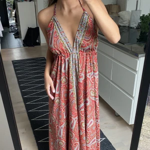 Mönstrad sommarklänning  - Superfin och unik, köpt i Grekland, använd en gång! ❤️ Jag är 162 cm och den är perfekt på mig. Frakt tillkommer 