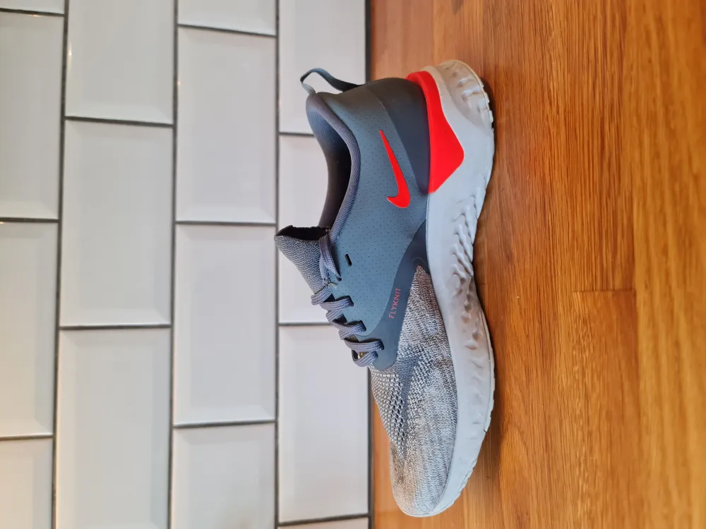 Sparsamt använda Nike Odyssey React skor. Model Flyknit 2. Endast använda ett par gånger på gymmet, så gott som nya.   Storlek 42,5.  Nypris 1300 kr.. Skor.