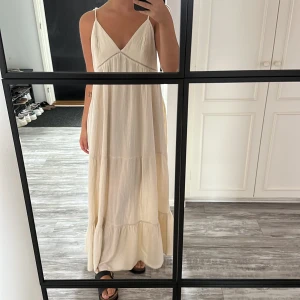 Slutsåld klänning  - Slutsåld populär klänninh från Bikbok. Köpt nyligen och använd en gång endast på midsommar. Nyskick. (Frakt tillkommer) 
