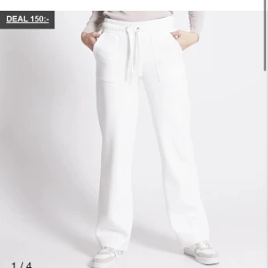 Low waist mjukis byxa  - Säljer en vit mjukisbyxa från lager 157