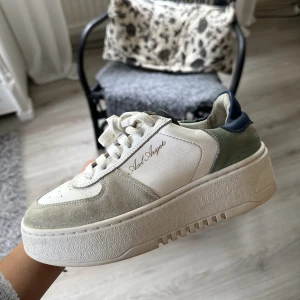 AXEL ARIGATO-Orbit sneaker - Dessa är körda i tvättmaskinen vid ett tillfälle & mockan på skon är därför lite uttorkad, men därav det billiga priset. 