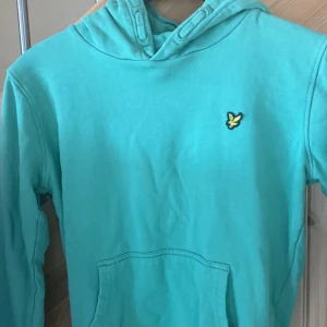 Lyle &scott hoodie - Lyle & scott hoodie. St 12-13 år gammal. Använd men i mkt bra skick
