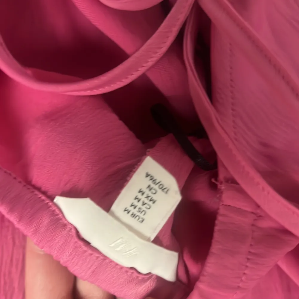 Jättefin rosa klänning som e öppen i ryggen. Var lite förstor så använd endast 1 gång . Klänningar.