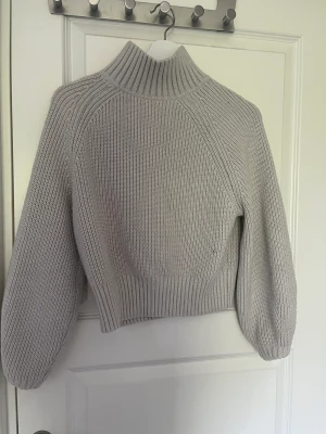 Stickad tröja - Säljer denna jättefina stickade tröjan med polokrage💘 jättefin till kjol eller jeans💘nypris:200kr 💘 strl: S pris: 50kr