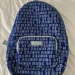 Väska  - En marc jacobs ryggsäck som knappt är använd💕blå fin färg och stor och rymlig!! Perfekt skol elelr idrotts ryggsäck