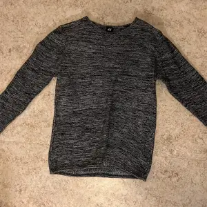 En grå stickad tröja från h&m i mycket bra skick!🤍